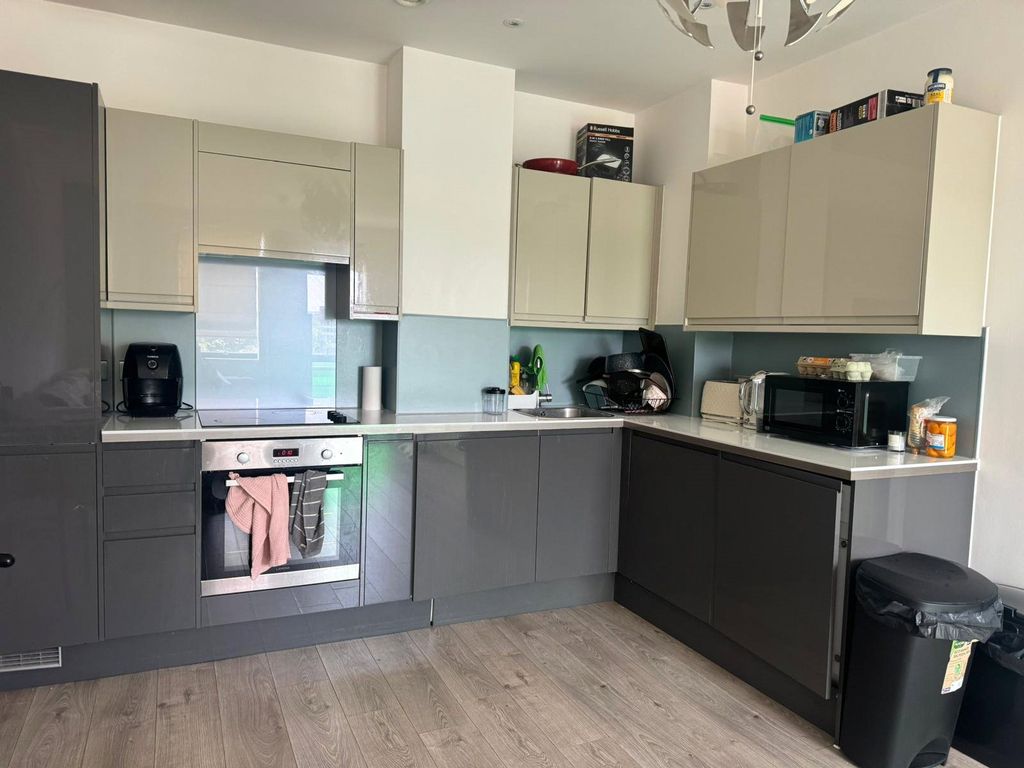 Property photo 1 of 12 Kitchen/Lounge