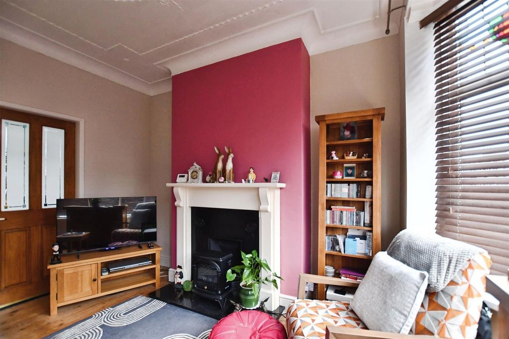 Property photo 2 of 16 Lounge