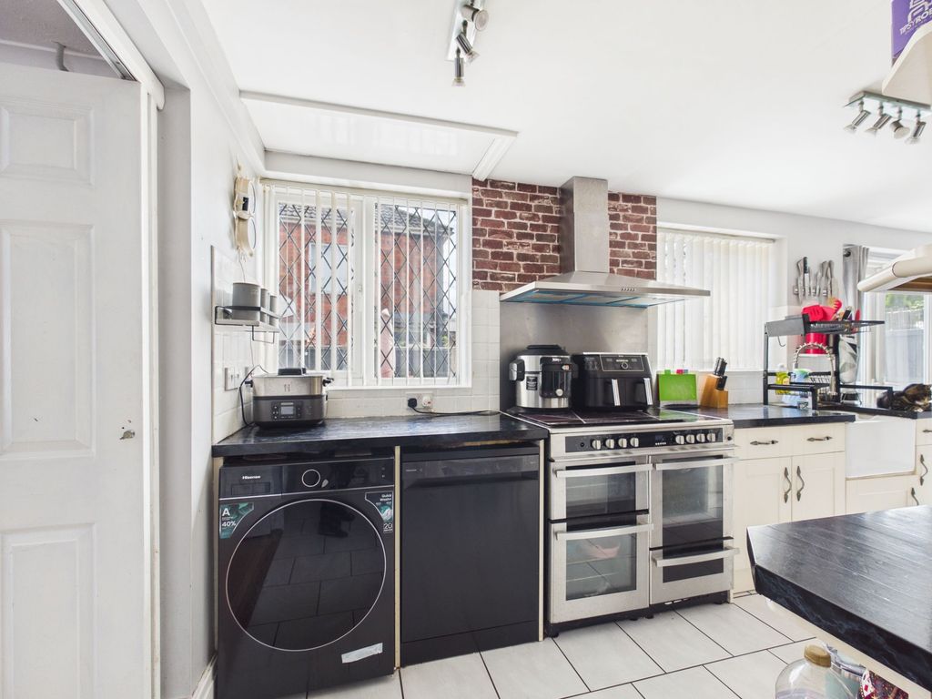 Property photo 3 of 18 Kitchen