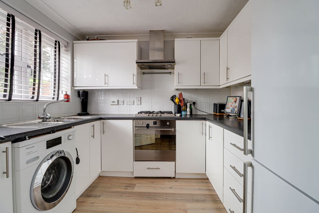 Property photo 3 of 11 Kitchen