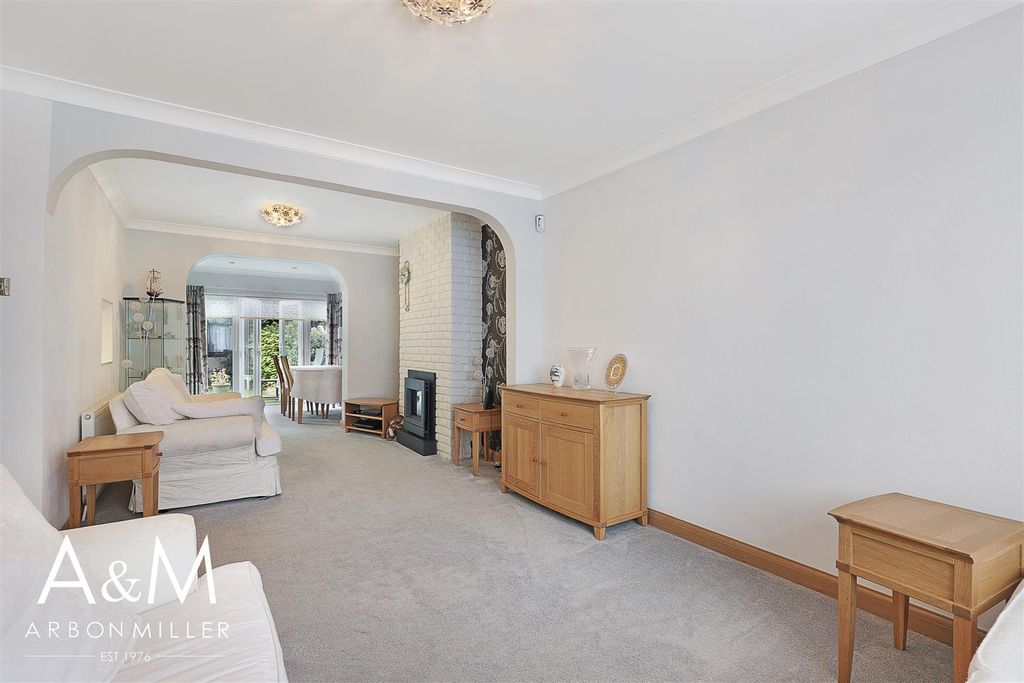 Property photo 3 of 28 Through Lounge