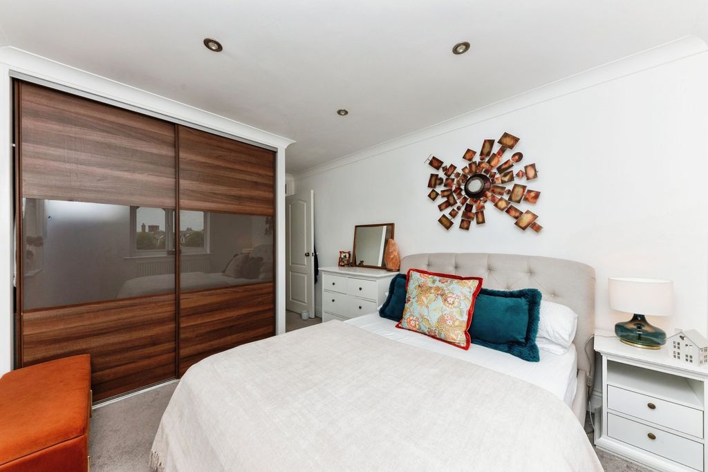 Additional image 7 of 2 bed flat for saleGrosvenor Crescent, Grimsby, Lincolnshire DN32