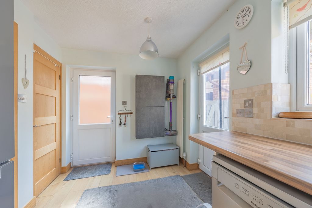 Property photo 3 of 21 Ewemove Taunton Ellis Grove (8)