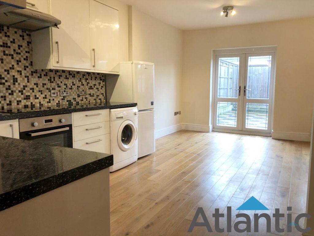 Property photo 1 of 8 Large 1 Bedroom Ground Floor Flat