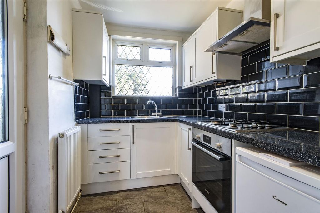 Property photo 2 of 10 Kitchen