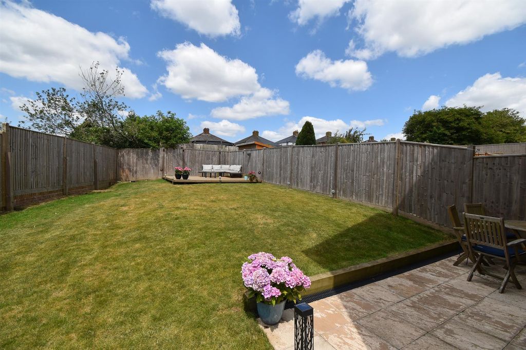 Property photo 3 of 18 Garden