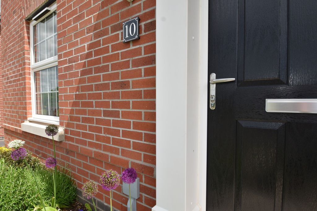 Property photo 2 of 24 Seddons Tiverton