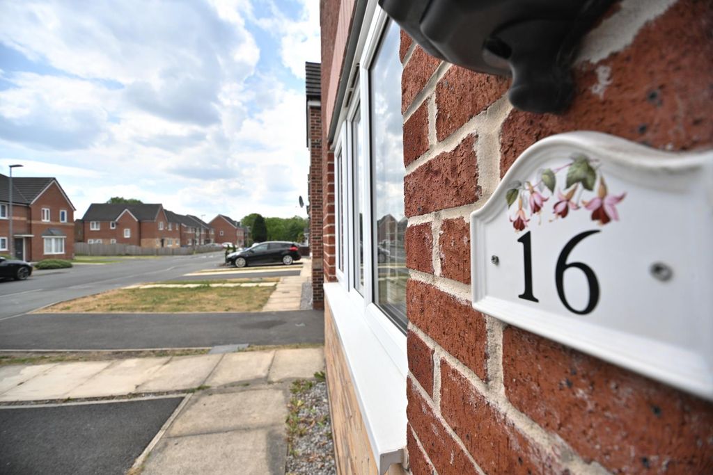 Property photo 2 of 24 Rowan Tree Road, Oldham, Ol8 3LG - Modern Family H