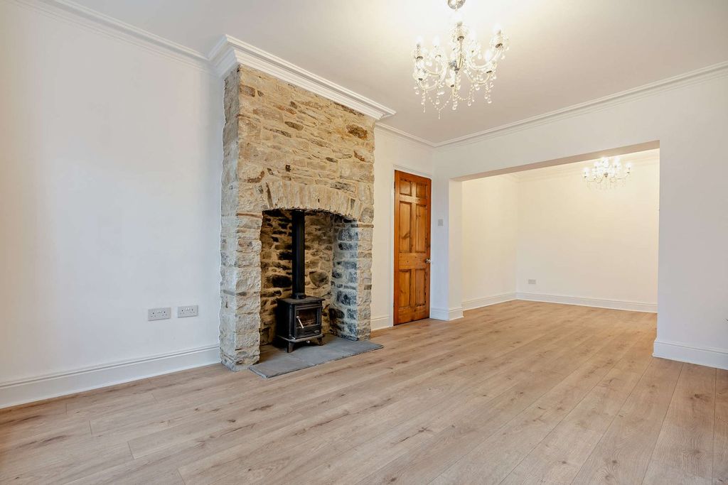 Property photo 3 of 34