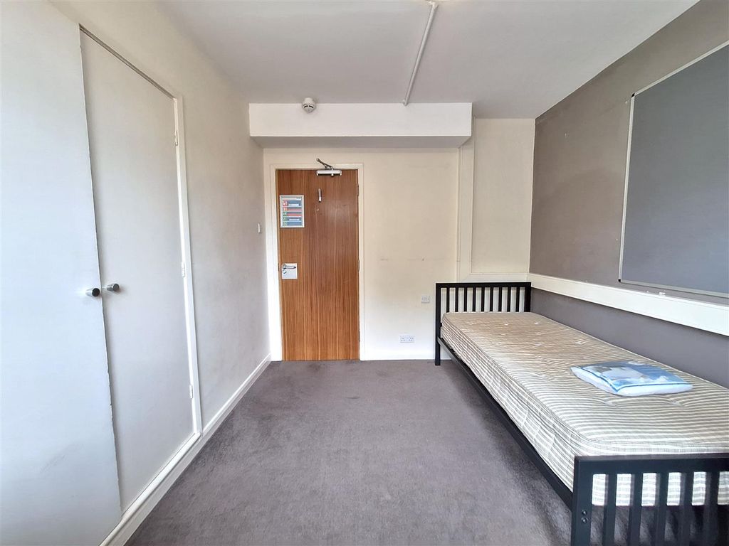 Property photo 1 of 8 Room 16 Martindale (2).Jpg