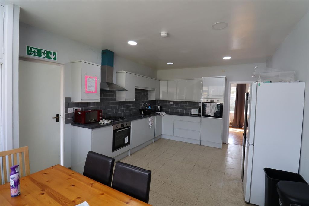 Property photo 3 of 20 Kitchen