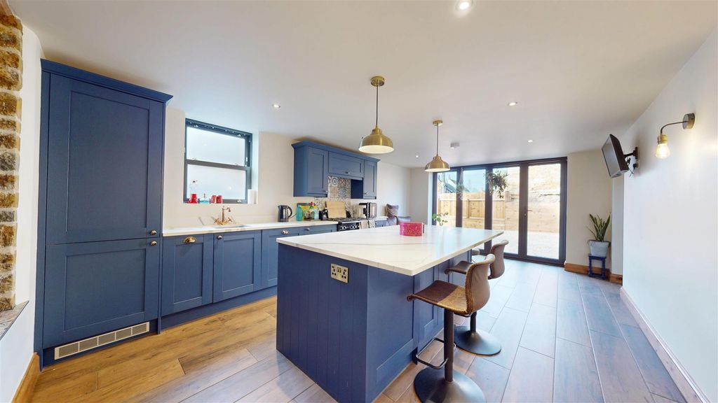 Property photo 3 of 18 Kitchen