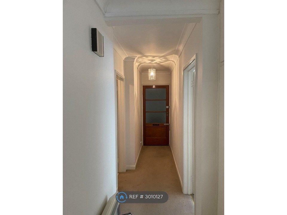 Property photo 3 of 10 Corridor