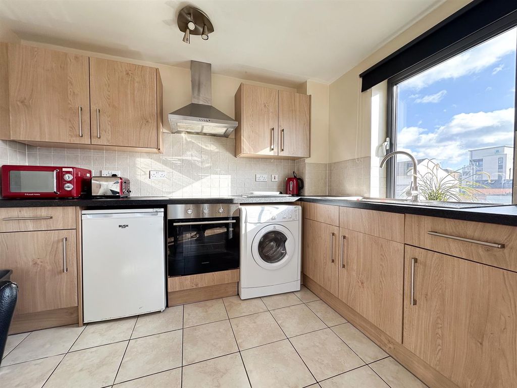 Property photo 3 of 8 Kitchen