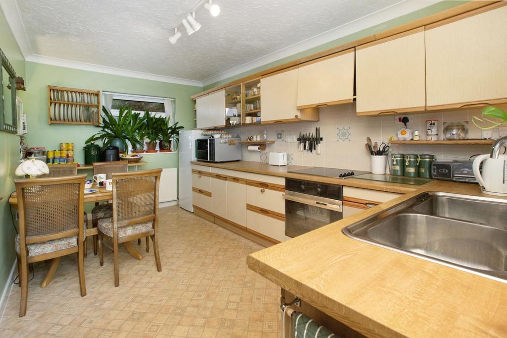 Property photo 2 of 27
