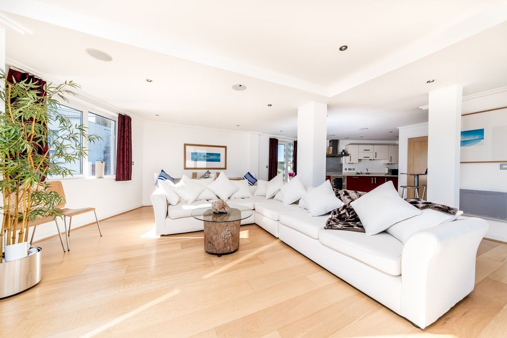 Property photo 1 of 15 Reception