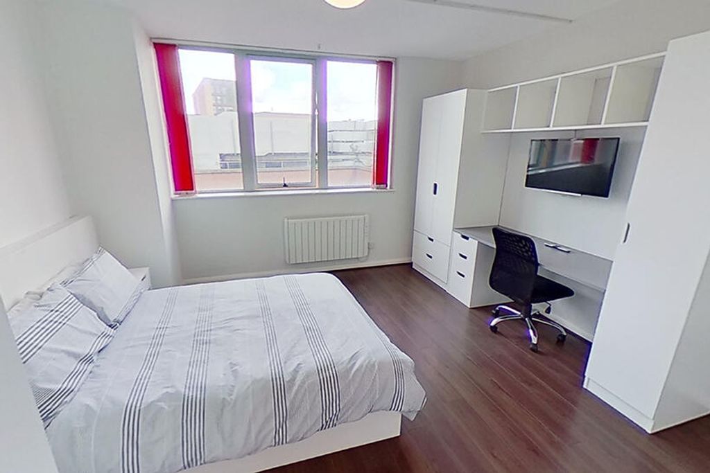 Property photo 1 of 3 Bright And Inviting Double Bedroom Featuring A Com...