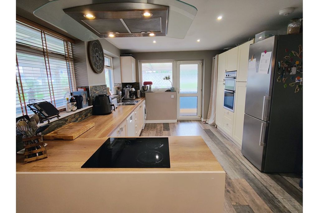 Property photo 3 of 14 Kitchen