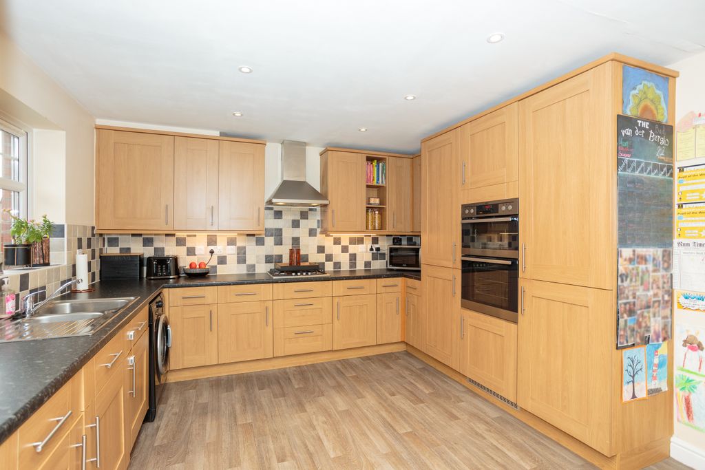 Property photo 3 of 49 Kitchen/Diner