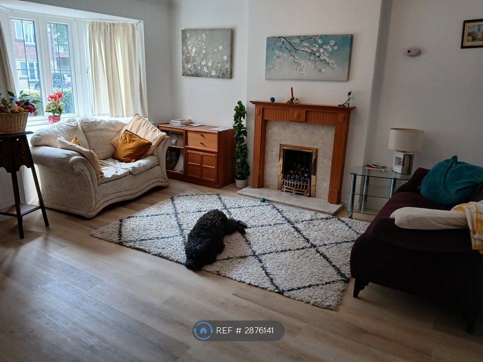 Property photo 1 of 21 Spacious Lounge