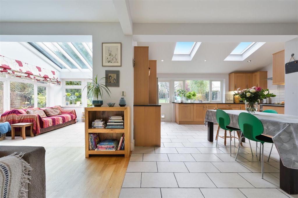 Property photo 2 of 33 Downs Way