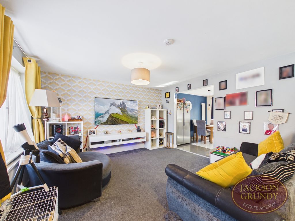 Property photo 2 of 17 Cowgill Close