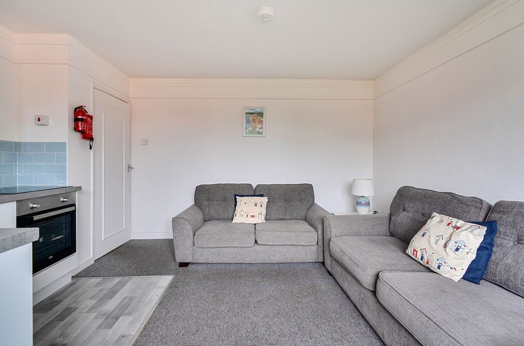 Property photo 3 of 21 3 - 1393369-7-6943d8F...
