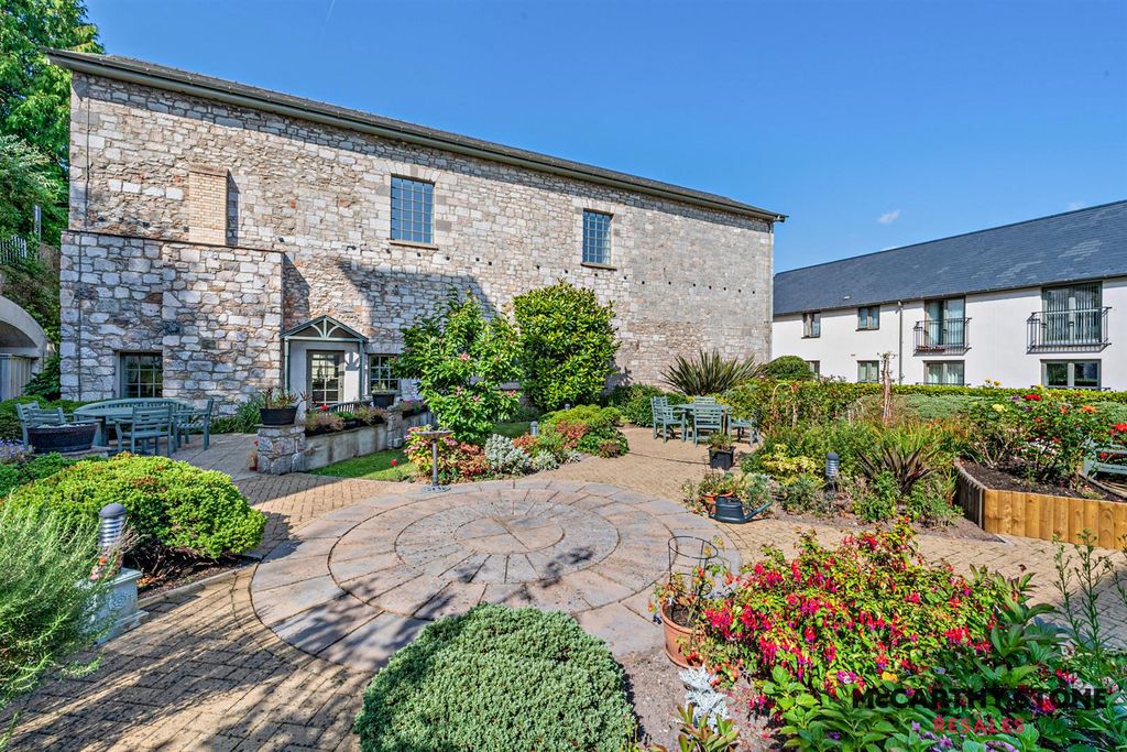 Property photo 2 of 22 Communal Gardens