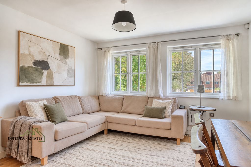 Property photo 2 of 15 Lownes_Courtyard_Bone_Street_Se13_Living_Room_04