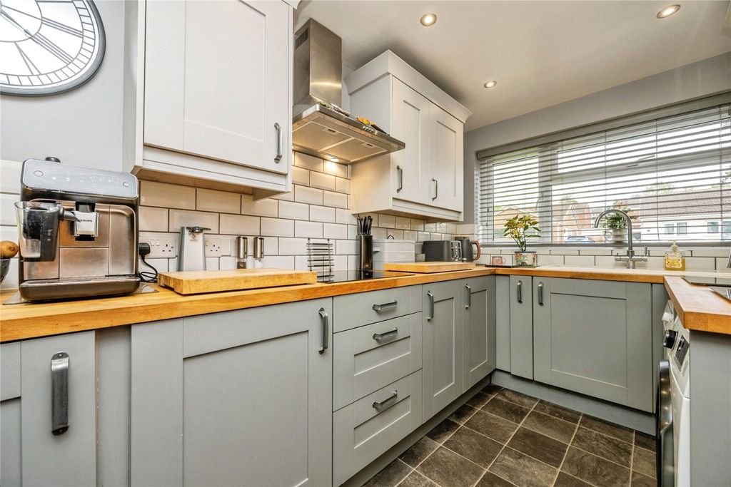 Property photo 3 of 16 Kitchen