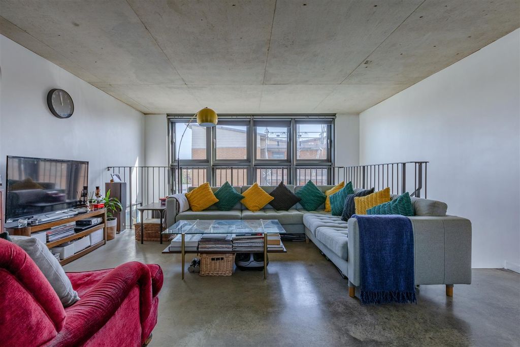 Property photo 3 of 11 Living Room