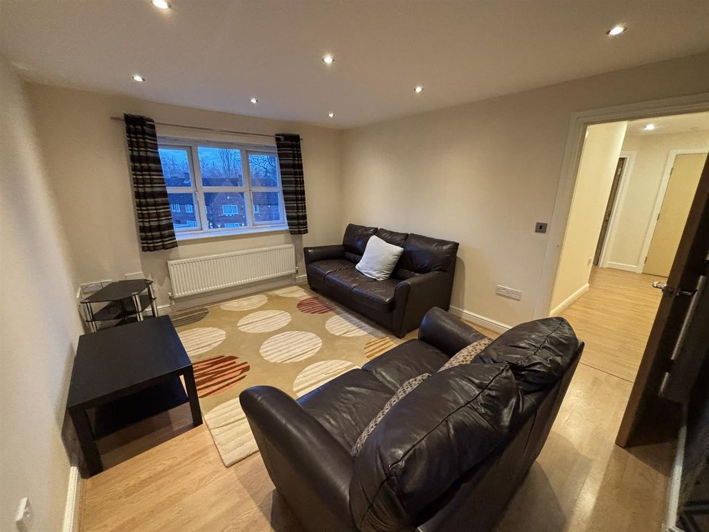 Property photo 2 of 15 Lounge