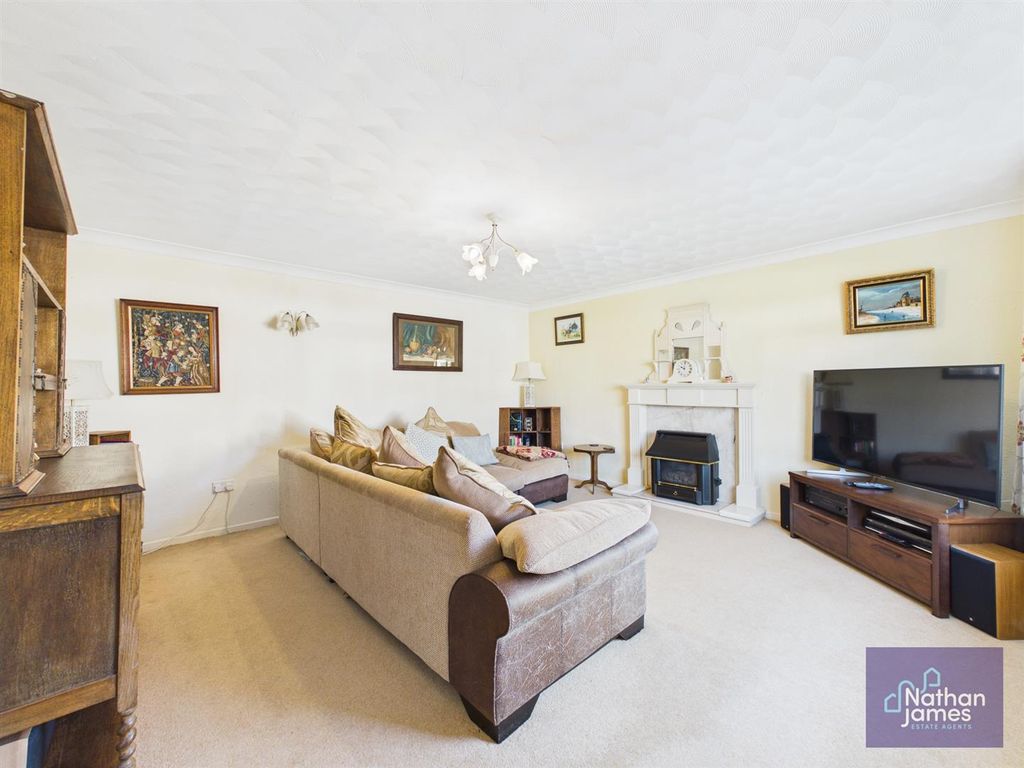 Property photo 2 of 19 Lounge