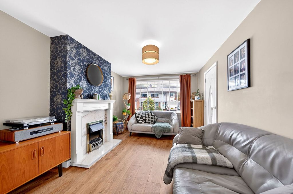 Property photo 3 of 33 Lounge