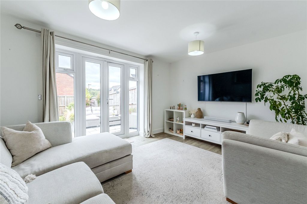 Property photo 2 of 15 Lounge