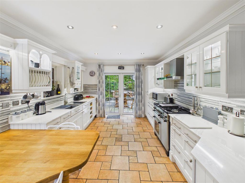 Property photo 3 of 34 Breakfast Kitchen