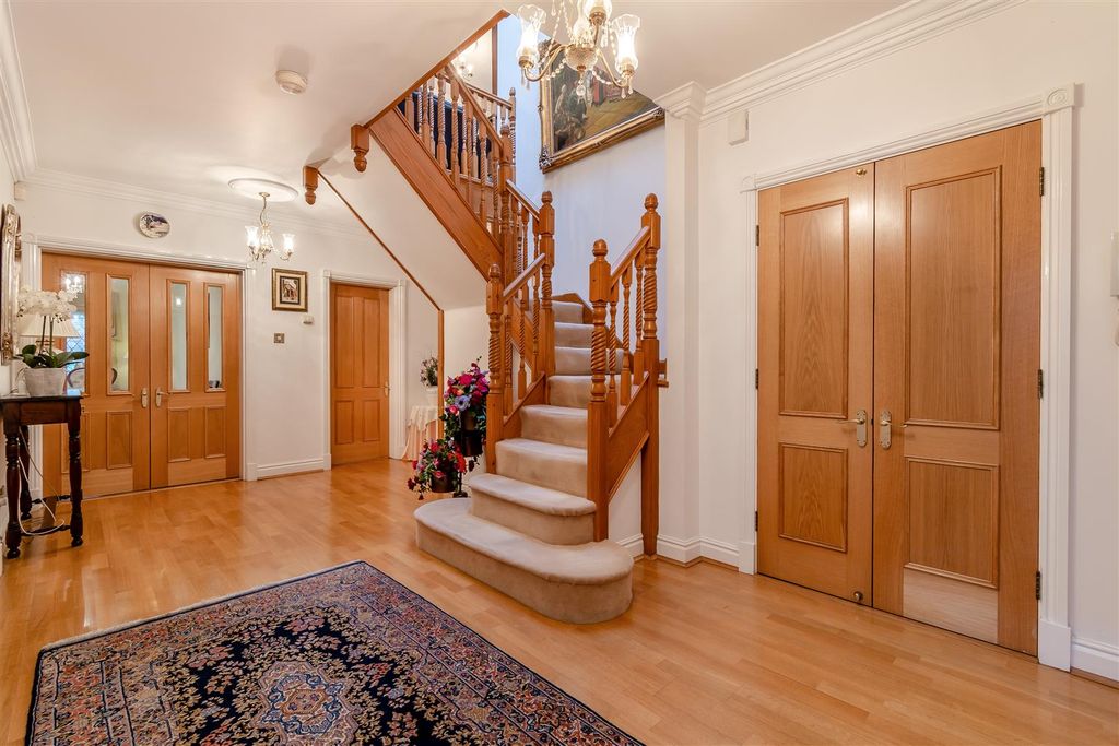 Property photo 3 of 28 8631941-Interior13.Jpg