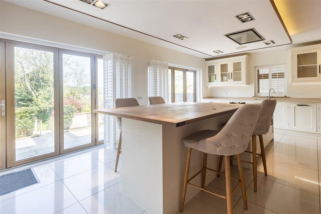 Property photo 3 of 22 30B Blackacre Road Theydon Bois, Essex, CM16 7Lu (