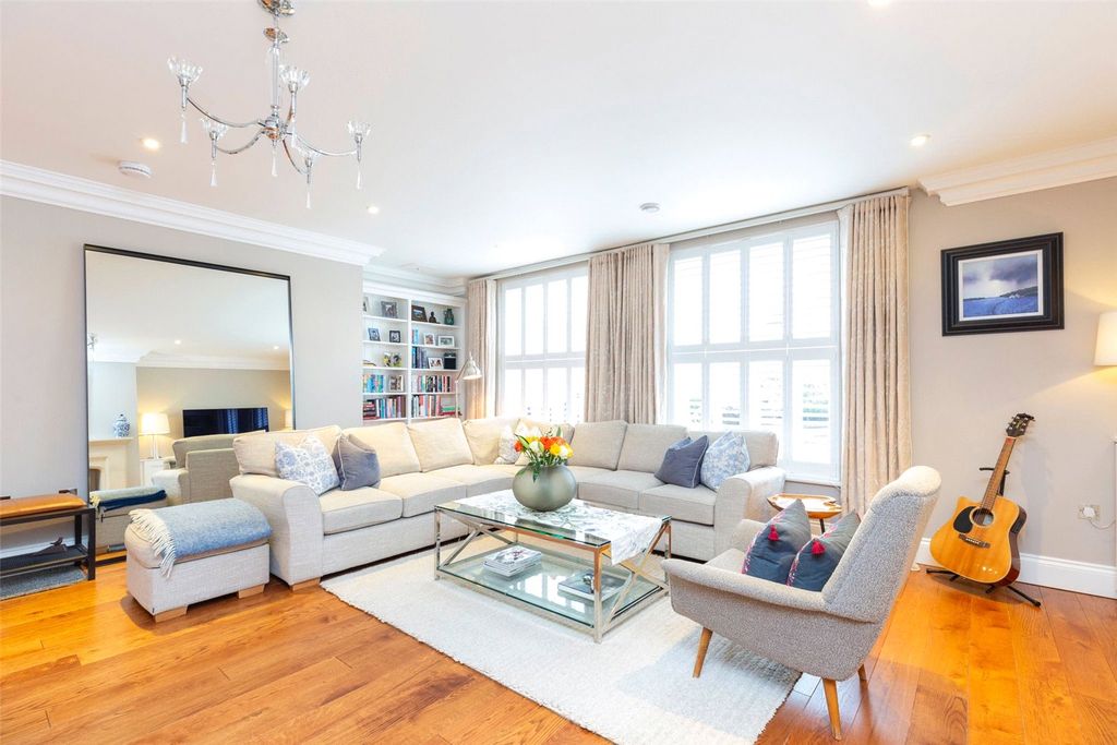 Property photo 3 of 18 Living Room