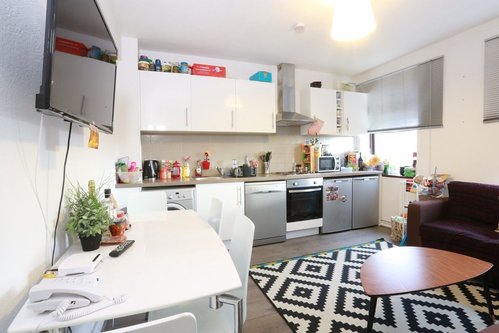 Property photo 3 of 9 Kitchen