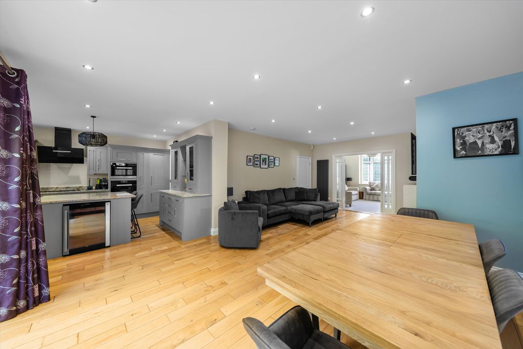 Property photo 3 of 18 Image