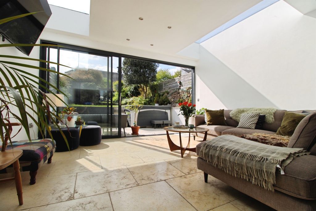 Property photo 1 of 33