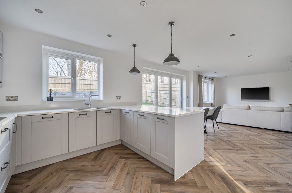 5 bed detached house for saleWatts Common Way, Aldershot, Hampshire GU11 photo 5