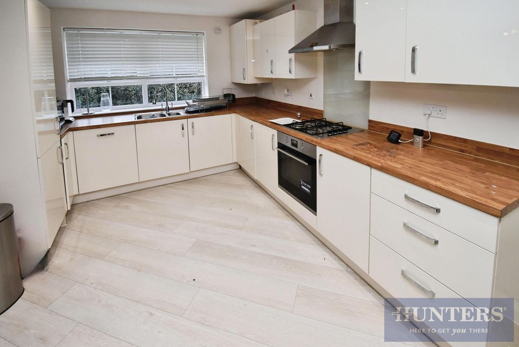 Property photo 3 of 11 Kitchen