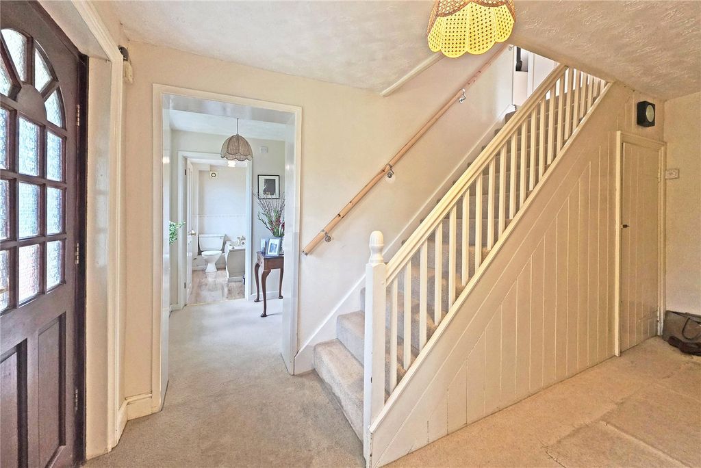 Property photo 3 of 31 Entrance Hall