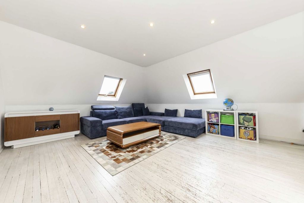 Property photo 3 of 8