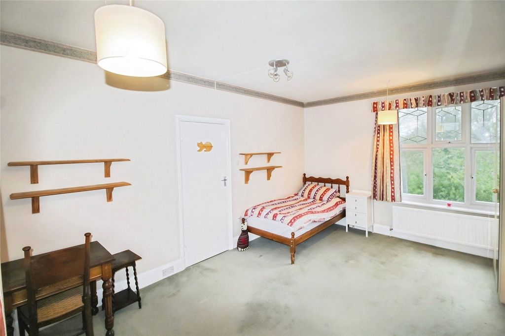 Property photo 3 of 4 Spacious Room