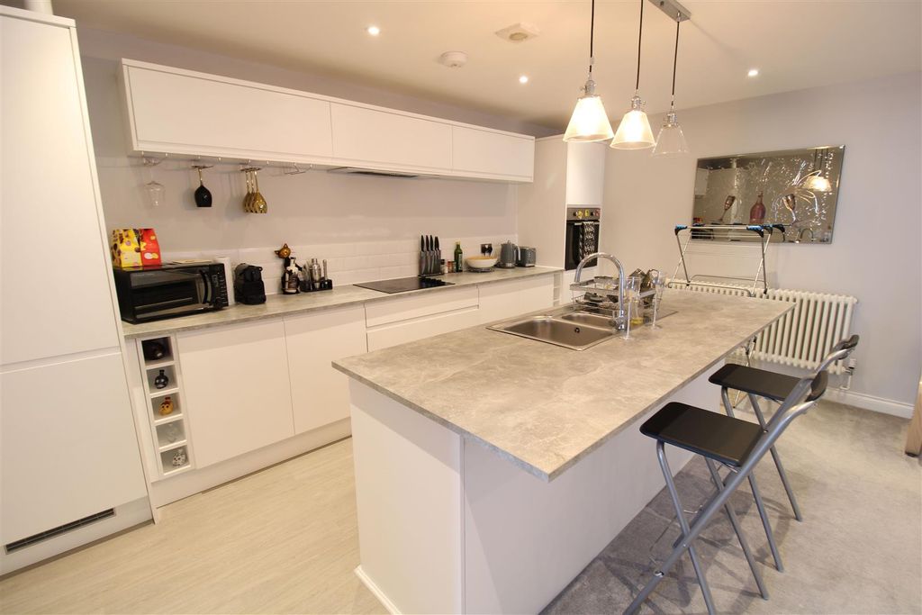 Property photo 2 of 7 Kitchen