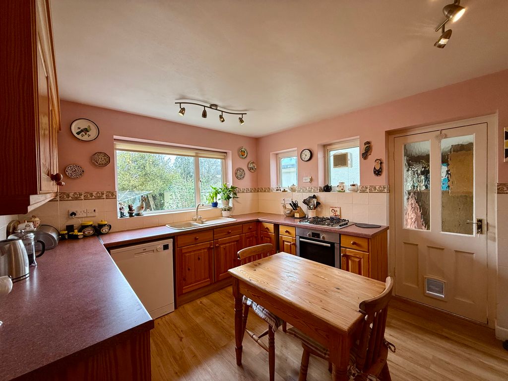 Property photo 3 of 17 Kitchen