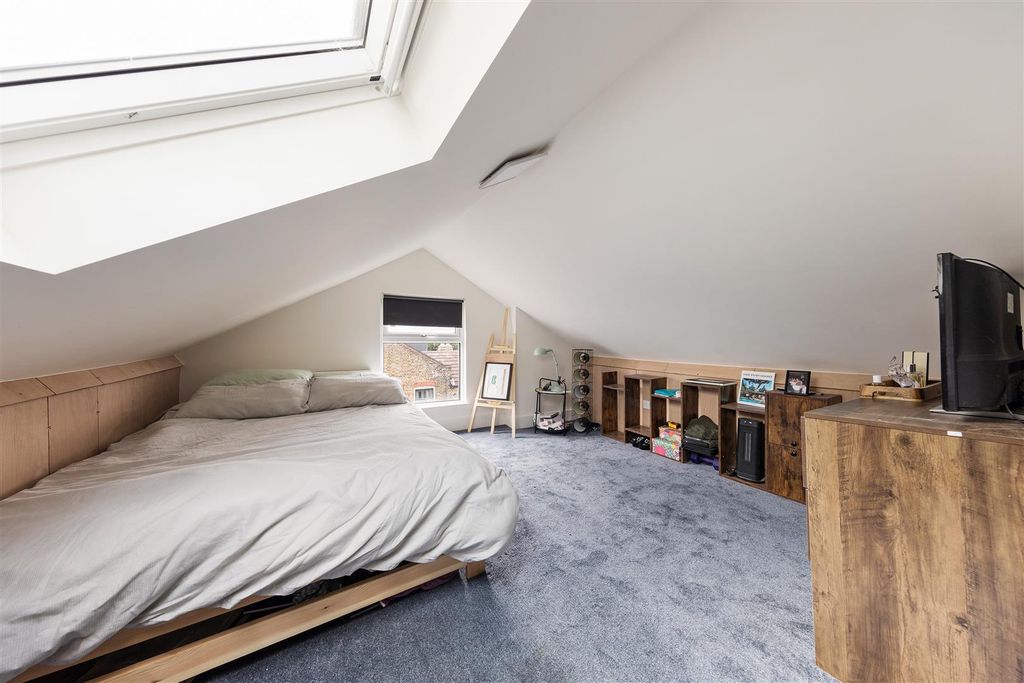 Property photo 3 of 19 Roglan Road, E17